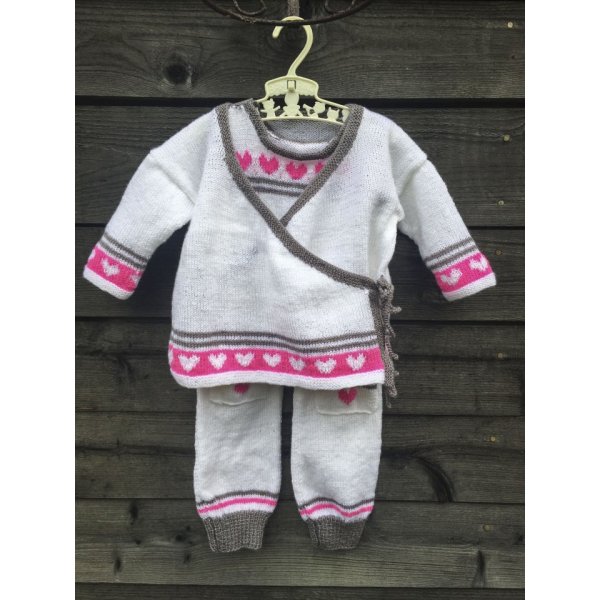 Breipatroon - Wikkelvest en broek met hartjes