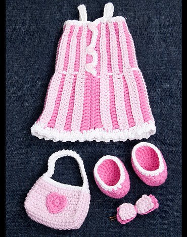 Haakpatroon - Gehaakt jurkje, haarclip, schoentjes en tasje voor de pop