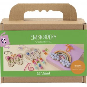 Mini DIY-borduurset met houten figuurtjes: vlinderschelp in regenboogkleuren. Mini DIY-borduurset met houten figuurtjes: vlinderschelp in regenboogkleuren.