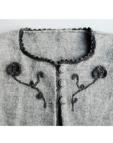 Breipatroon - Tricotsteek vest met een gehaakt bloemmotief