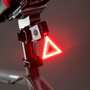Achterlicht voor de fiets, LED, driehoekig, 7 standen, USB-aansluiting Achterlicht voor de fiets, LED, driehoekig, 7 standen, USB-aansluiting