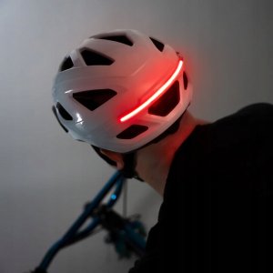 Helmverlichting met rode LED, 3 standen - werkt op batterijen Helmverlichting met rode LED, 3 standen - werkt op batterijen