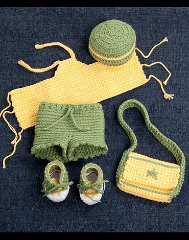 Haakpatroon - Gehaakt topje, korte broek, muts, tas en schoentjes voor de pop