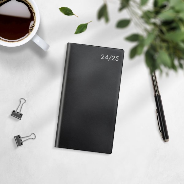 Kalender 24/25 - Groot Studiejaar - Basic zwart kunststof Kalender 24/25 - Groot Studiejaar - Basic zwart kunststof