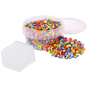 Gestreepte buiskralenmix in een pot met een zeshoekig kralenbordje - ca. 1000 stuks. Gestreepte buiskralenmix in een pot met een zeshoekig kralenbordje - ca. 1000 stuks.