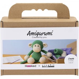 DIY amigurumi aapje groen en gebroken wit - 1 stuk. DIY amigurumi aapje groen en gebroken wit - 1 stuk.