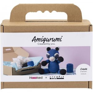 DIY amigurumi wasbeer zwart en blauw - 1 stuk. DIY amigurumi wasbeer zwart en blauw - 1 stuk.